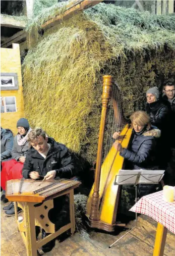  ?? FOTOS: BIKÖ ?? Beim Adventskon­zert in einem Stadl in Plangeross sitzen Valentin am Hackbrett und Evi an der Harfe.