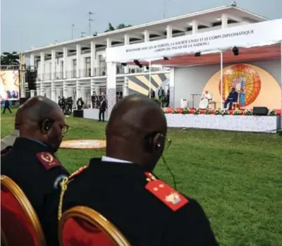  ?? Epa ?? De Congolese president Félix Tshisekedi (r.) luistert naar het betoog van de paus in Kinshasa.