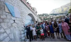  ??  ?? Le maire Jean-Claude Guibal a dévoilé la plaque marquant l’inaugurati­on de l’esplanade. On aperçoit derrière lui les voûtes qui ont été décorées avec d’anciens clichés des lieux.