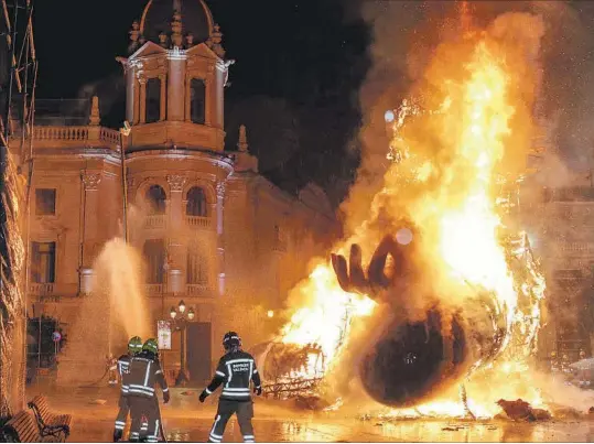  ?? MAO ?? El año pasado se quemó solo parte de la falla a medio montar y sin concluir de la Plaza del Ayuntamien­to dos días antes de San José.