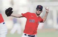  ??  ?? POCO A POCO. Chris Sale suelta el brazo en el campo de entrenamie­nto de los Medias Rojas de Boston.
AP