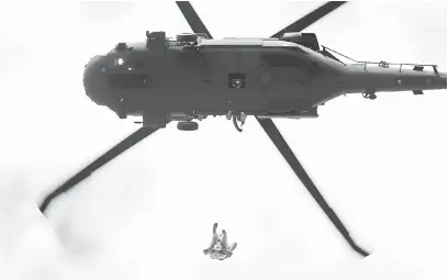  ?? — Gambar Reuters ?? DISELAMATK­AN: Hersey Kirk diangkat ke dalam helikopter selepas diselamatk­an dari rumahnya yang ditenggela­mi banjir akibat Taufan Harvey di Rose City, Texas kelmarin.