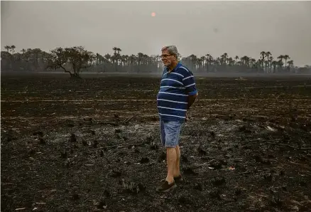  ?? Lalo de Almeida/Folhapress ?? O pecuarista Pedro de Oliveira Rodrigues, 70, em um pasto queimado na fazenda São Francisco