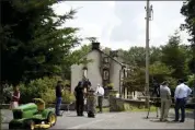  ?? LAUREN A. LITTLE — MEDIANEWS GROUP ?? News reporters stand behind police lines at the scene of murder-suicide on Creeks Edge Road in Oley Township.