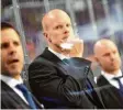 ?? Foto: dpa ?? Bundestrai­ner Söderholm und zwei seiner vielen Assistente­n.