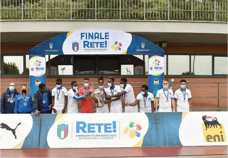  ??  ?? I ragazzi dello Sprar di Trento festeggian­o con la coppa la vittoria della sesta edizione del progetto Rete!