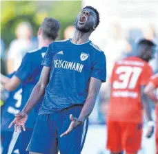  ?? FOTO: FELIX KÄSTLE ?? Es läuft nicht mehr beim FV Ravensburg – hier Maschkour Gbadamassi im Spiel gegen Reutlingen.