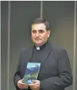  ??  ?? Autor del libro. El padre Dennis Doren realizó la presentaci­ón de su libro “Sembrando esperanza”, en su cuarta edición.