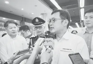  ??  ?? KAJI SEMULA: Chong semasa bercakap kepada pemberita selepas mengadakan lawatan ke pasar raya Nam Leong di Permyjaya, Miri, semalam. Turut kelihatan Dr Ting (kiri) dan Md Nawawi.