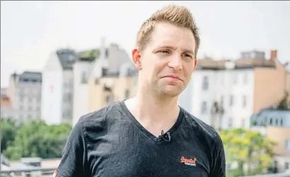  ?? JOE KLAMAR / AFP ?? Max Schrems, que ha denunciado a Facebook y Google, el pasado viernes en Viena