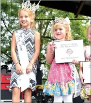  ?? Westside Eagle Observer/MIKE ECKELS ?? Jazzi Lovett (left), Miss Tiny Tots 2016, shares a moment with Grace Hughes, who was crowned Miss Tiny Tots during the Decatur Barbecue on Aug. 5, 2017.