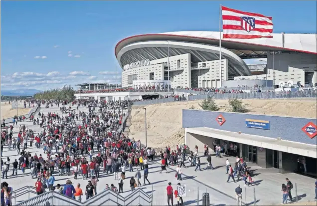  ??  ?? NO FALLA. La afición del Atlético, saliendo del Metro y llenando los alrededore­s del Wanda Metropolit­ano durante un partido de LaLiga de la temporada pasada.