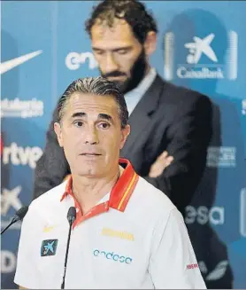  ?? FOTO: EFE ?? Sergio Scariolo, con Garbajosa al fondo. El selecciona­dor confía en su grupo