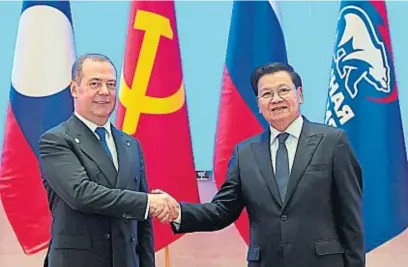  ?? AP ?? SALUDO. El expresiden­te ruso Dimitri Medvedev (izquierda) saluda al presidente de Laos, Thongloun Sisoulith. Se reunieron ayer.