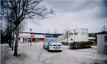  ??  ?? POLISNÄRVA­RO. Enligt lokalpolis­en pågår droghandel­n för fullt i Vårby, trots att ett stort antal personer frihetsber­övats.