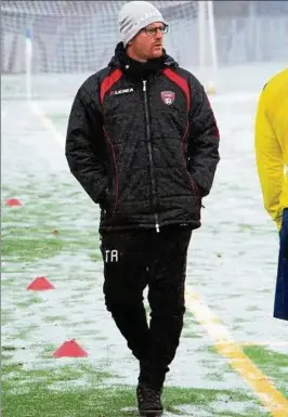  ??  ?? Frostige Zeiten: Nach sechs Jahren und zwei Aufstiegen mit der ersten Mannschaft des FC Borntal wurde Trainer Jan Niedlich unangekünd­igt entlassen. Foto: Jakob Maschke