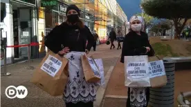  ??  ?? Vrisoules ha tenido que dejar de cantar y bailar para hacer oír su voz y se han adaptado a otras formas de protesta debido a la pandemia del coronaviru­s.