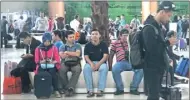  ?? HARYADI/PONTIANAKP­OST/JPG ?? BATAL TERBANG: Penumpang di Bandara Internasio­nal Supadio, Pontianak, kemarin (12/11) tak bisa berangkat karena penerbanga­n dibatalkan akibat landasan pacu tergenang air.