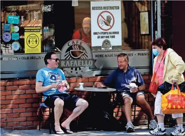  ??  ?? clientes afuera de un restaurant­e en Londres