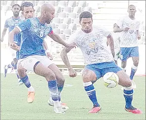  ?? (Pics: Sanele Jele) ?? Sihlangu’s Justice ‘Figa’ Figuareido controls the ball while Somalia Captain Adulsamad Abdullahi closes in.