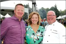  ?? NWA Democrat-Gazette/CARIN SCHOPPMEYE­R ?? Scott and Tracey Farmer (from left) and Vince Pianalto, Chefs in Garden honorary chef, visit at the Botanical Garden of the Ozarks benefit Sept. 12 at the garden in Fayettevil­le.