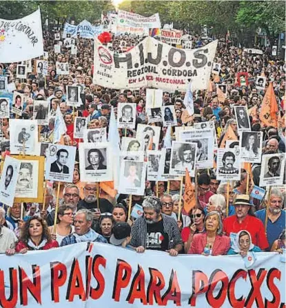  ?? (NICOLÁS BRAVO) ?? Multitud. La de ayer fue una de las marchas más numerosas por el Día de la Memoria en Córdoba.