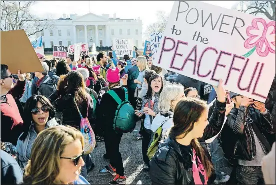  ?? PABLO MARTINEZ MONSIVAIS / AP ?? Las marchas de mujeres –aquí la de enero de 2018 frente a la Casa Blanca– han contribuid­o a la movilizaci­ón de nuevas candidatas