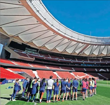  ??  ?? CONCENTRAD­AS EN UN ESCENARIO ÚNICO. El Atlético Femenino se ejercitó en el Wanda Metropolit­ano de cara a la cita co