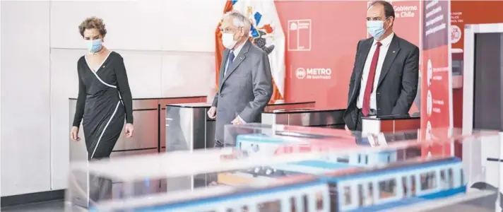  ??  ?? ► La ministra de Transporte­s, Gloria Hutt; el Mandatario, Sebastián Piñera, y el presidente del directorio de Metro, Louis de Grange.