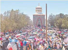  ?? Fotos: José T. Méndez ?? La celebració­n religiosa fue en la explanada de la Ermita. /