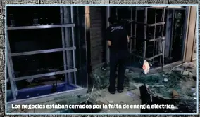  ??  ?? Los negocios estaban cerrados por la falta de energía eléctrica.