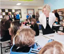  ?? GAVIN YOUNG ?? Premier Rachel Notley chats with students eating a healthy breakfast at Banting and Best School on Wednesday.