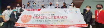  ?? Borhaniza Ali Basah photo ?? Dr Nanthakuma­r (sixth right), Khairuddin (seventh right) and others showing the banner of the programme. —