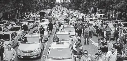  ?? (LA VOZ / ARCHIVO) ?? Protestas. En abril de 2016 se reiteraron las manifestac­iones de taxistas contra Uber.