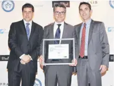  ??  ?? De Jumbo, Ricardo Otaegui y Fernando Ureta, reciben el premio de manos de Horacio Werth, de Grupo Copesa.