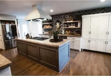  ?? Brett Coomer photos / Houston Chronicle ?? The kitchen in Jennifer Kalinsky’s Bellaire home features open shelves and plenty of storage.