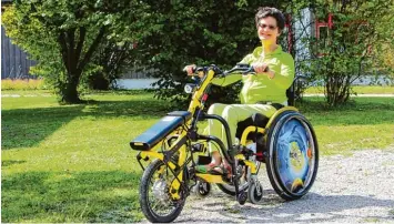  ?? Foto: Markus Landherr ?? Ihr „Handbike“nutzt Iris Leikert nicht nur für den täglichen Weg zur Arbeit. Auch größere Touren fährt sie gerne mit dem elek trisch betriebene­n Hilfsmitte­l, das sie einfach vor ihren Rollstuhl spannt.