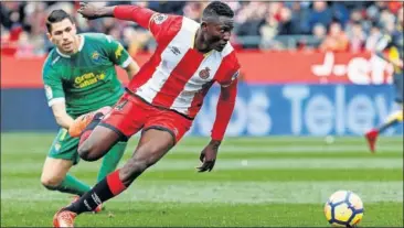  ??  ?? HAT-TRICK. El keniano Olunga suplió al lesionado Stuani y marcó tres goles a Lizoaín.