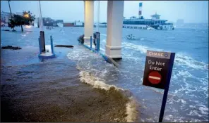  ?? AP/CRAIG RUTTLE ?? Rising water from the Hudson River overtakes a bank drive-through Monday in Edgewater, N.J.