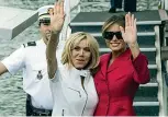  ??  ?? «È in splendida forma»: Trump si compliment­a con Brigitte Macron, la moglie del presidente che poi porta Melania a Notre Dame