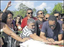  ?? REUTERS ?? Relatives of Vinicius de Barros Silva Freitas, one of the Flamengo trainees, attend his burial, in Volta Redonda, Brazil.