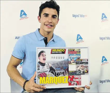  ?? FOTO: MANEL MONTILLA ?? Marc y Àlex Márquez recibieron un regalo especial de parte de Mundo Deportivo antes de participar en la Allianz Night Run