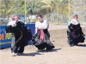  ??  ?? Con bailes típicos de Estrellas Doradas de Hatillo arrancó la fiesta.