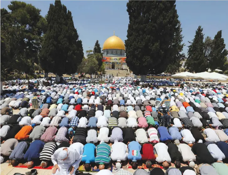  ?? (Reuters) ?? MUSLIMS PRAY next to Al-Aqsa Mosque in Jerusalem.