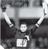  ?? / Foto: Hemeroteca "mvr" ?? Smith levantó su puño con un guante negro en México 68.