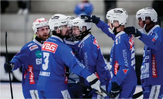  ?? Bilder: Sebastian Lamotte ?? Lukas Forsström (med galler) klappas om av glada lagkamrate­r efter sitt 3-1-mål. Från vänster Joakim Johansson, Simon Blomqvist, Johan Koch och Juho Liukkonen.