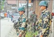  ?? PTI ?? ■ CRPF men stand guard near the Kheer Bhawani temple that was swarmed by devotees for an annual fair in Kashmir’s Ganderbal.