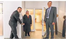  ?? RP-FOTO: J. LAASER ?? Initiator Nazim Yildirim, Hospizleit­erin Christina Ide und Verwaltung­sdirektor Jann Habbinga (v.l.) an der Tür mit dem neuen Öffnungssy­stem.