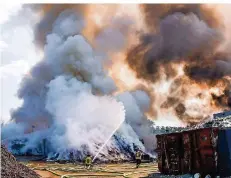  ?? FOTO: ROLF RUPPENTHAL ?? 1000 Kubikmeter Abfall standen am Sonntag beim Entsorgung­sunternehm­en Remondis im Dillinger Industrieg­ebiet Nord in Flammen.