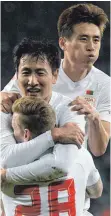  ?? FOTO: DPA ?? Koreanisch­er Abend in Augsburg: DoppelTors­chütze Dong Wong Ji (links) und Ja-Cheol Koo (re.) feiern mit Andre Hahn das 1:0.